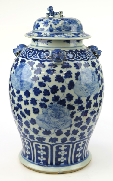 Lockurna porslin Kina Qianlong (1736-95), blå underglasyrdekor av piover mm, hänkelfästen och lockknopp i form av Fo-hundar, höjd 43 cm, lockknopp med lagning_33425a_8dbe0564ede94f6_lg.jpeg