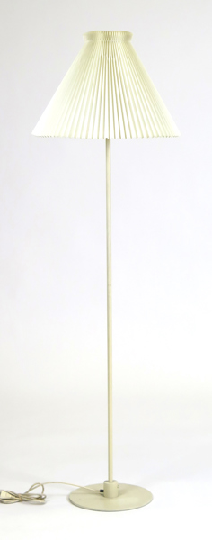 Agger, Flemming för Le Klint, golvlampa, vitlackerad metall med veckad plastskärm, modell LeKlint 369, design 1979, h 160 cm_33431a_8dbe10c38c62b6c_lg.jpeg