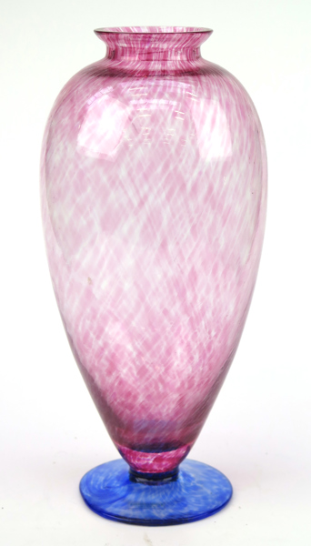 Sestervik, Lars för Lindshammar, vas, rosamelerad glasmassa på blå fot, etikettsignerad, h 27 cm_33432a_8dbe051b7dc3a3b_lg.jpeg