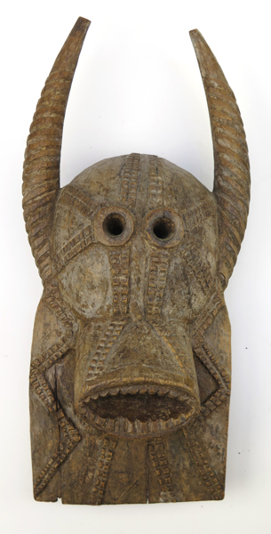 Mask, skuret trä, möjligen Västafrika, 1900-talets mitt eller 2 hälft, h 47 cm