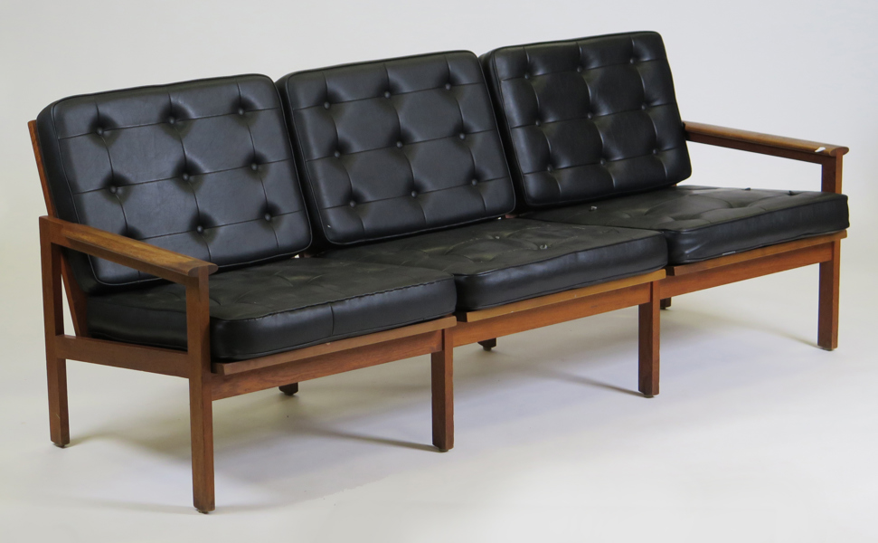 Wikkelsø , Illum för Niels Eilersen, soffa, teak med svart konstläderklädda dynor, "Capella", design 1959, b 190 cm,  dynor med visst bruksslitage_33445a_8dbe13b290ab092_lg.jpeg