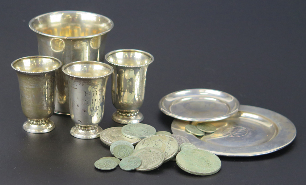 Parti silver, bägare mynt mm, delvis med gravyr, total vikt 240 gram_33467a_8dbdfa7309b7bf8_lg.jpeg
