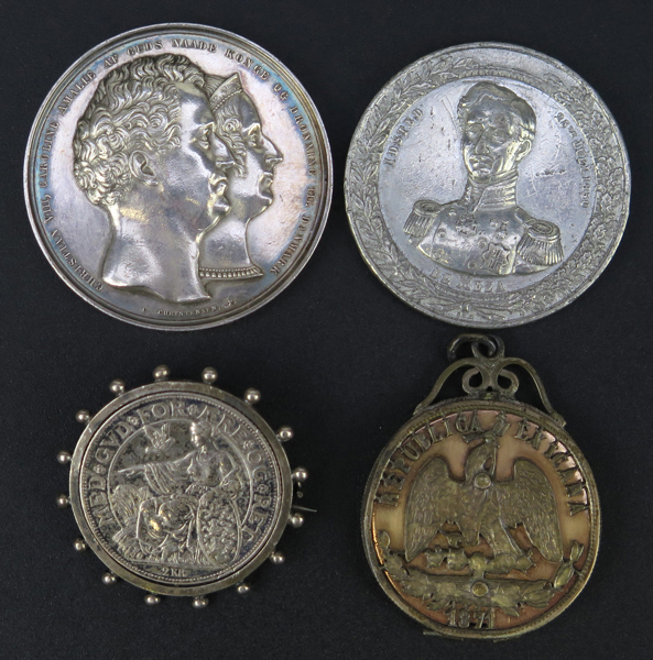 4 delar mynt och medaljer, bland annat Christians VIII och Caroline Mathildes smörjelse 1840_33498a_8dbdf984dc50d91_lg.jpeg