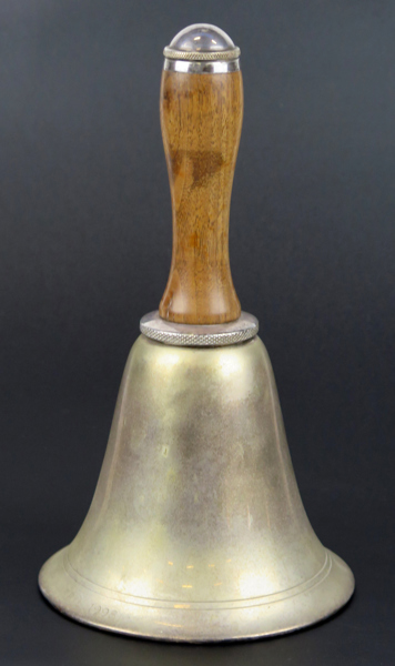 Shaker, nysilver och trä, England, 1920-30-tal, klockformad, oidentifierade stämplar, h 27 cm_33526b_8dbe071863cad2a_lg.jpeg