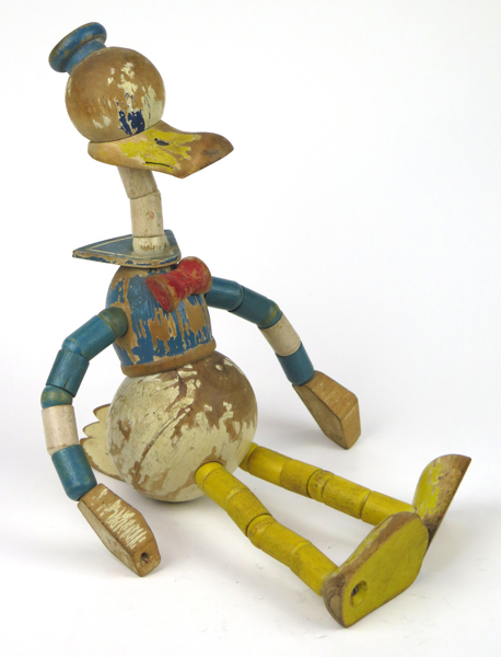 Disney, Walt för BRIO, Osby, efter honom, ledad träfigur, Kalle Anka, 1900-talets mitt, h cirka 40 cm, slitage_33533a_8dbe10fc9b976ca_lg.jpeg