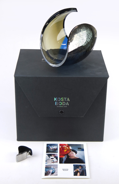 Bergström, Lena, skulptur/skål, 'Planets', Kosta Boda, signerad samt numrerad 175/500. I/IV 'Merkurius'. Signerad "7630007 Kosta Boda LIM. ED". Box samt USB-sticka medföljer. Längd 22, höjd 18 cm._33612a_lg.jpeg