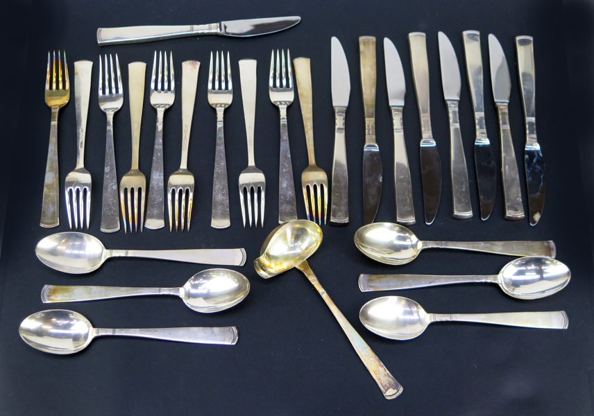 Matbesticksuppsättning, 26 delar, silver, Rosenholm, design Jakob Ängman 1933, 6 matskedar, 9 -knivar och 10-gafflar samt 1 såsslev, total vikt exklusive knivar 685 gram_33629a_8dbf4b4840019b9_lg.jpeg