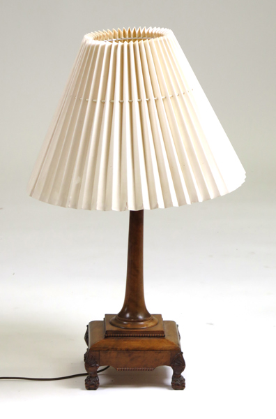 Okänd designer för Haglinds möbelsnickeri, Växjö, bordslampa, svarvat och skuret trä, Swedish Grace, 1920-tal, höjd inklusive skärm 75 cm