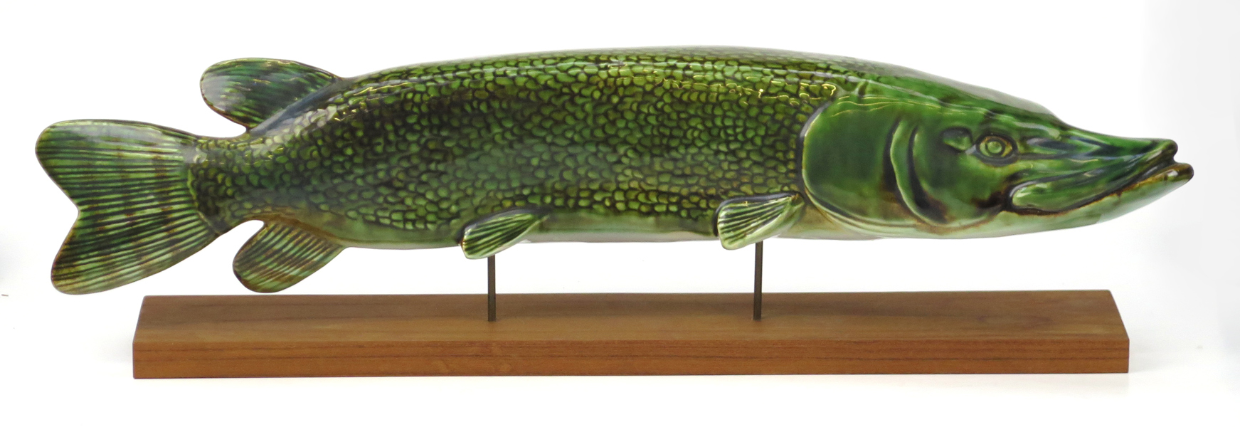 Wejsfelt. Sven för Gustavsberg, figurin/skulptur, glaserat stengods på träsockel, gädda, ur serien "Stim", signerad, längd 57 cm_33649a_8dbe43c891a9db5_lg.jpeg