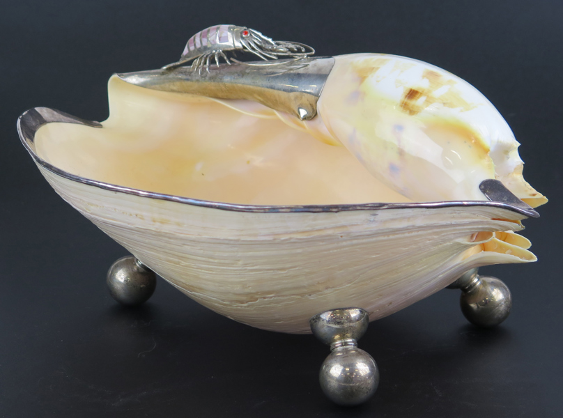 Skål, musselskal med beslag i sterlingsilver, dekor av räka med inläggnigar i pärlemor och rubiner (?), l 31 cm_33680a_lg.jpeg