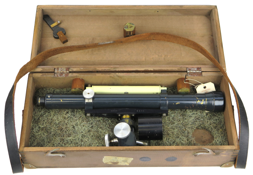 Avvägningsinstrument för lantmäteri, F J Berg Stockholm, 1900-talets början, i låda, längd 42 cm_33701a_lg.jpeg