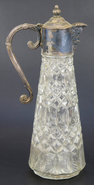 Starkvinskanna, glas och nysilver, 1900-talets 1 hälft, dekor av maskaron, höjd 28 cm_33715a_lg.jpeg