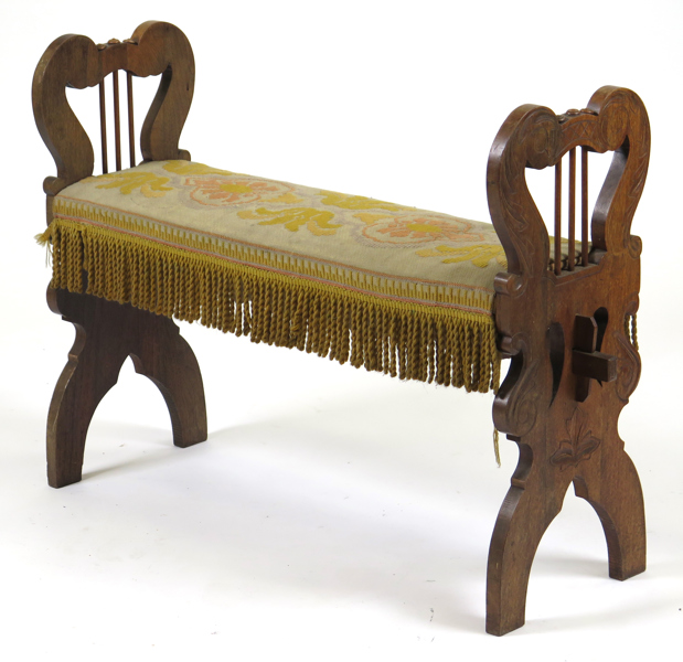 Pianobankett, skuren och bonad ek med broderad sits, 1800-talets slut, lyrgavlar, längd 95 cm_33719a_lg.jpeg