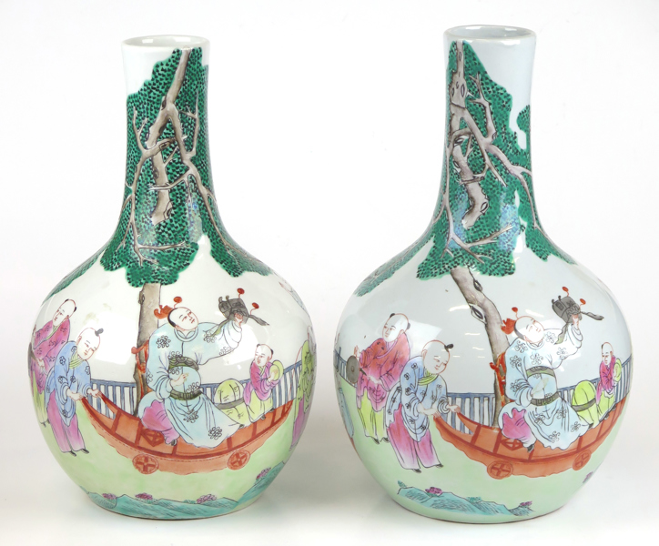Vaser, 1 par, porslin, Kina, 1900-tal, dekor av personer mm i famille-rose-färger, 1 med oidentifierad signatur, h 33 cm_33723a_lg.jpeg