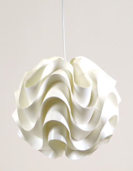 Christiansen, Poul för Le Klint, taklampa, veckad plast, Le Klint 172, "Sinus", design 1971, med upphängning Le Klint 900, dia 32 cm