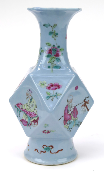 Vas, porslin, Kina, Qing (möjligen Daoguang 1820-50), balusterformad med facetterat liv, lotusformad mynning, polykrom dekor av mytologiska scener och lotusblommor mot svagt turkos fond, h 19 cm_33802a_8dbe831462382c5_lg.jpeg