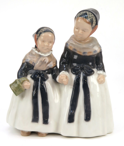 Benter, Lotte för Royal Copenhagen, figurin, porslin, flickor i Amagerdräkt, modellnummer 1316, polykrom underglasyrdekor, h 19 cm_33839a_lg.jpeg