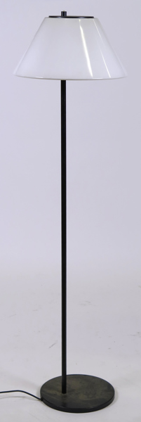 Iversen, Per för Louis Poulsen, golvlampa, svartlackerad metall med vit plastskärm, "Combi", modell 28918, design 1967, etikettmärkt, h 125 cm_33868a_lg.jpeg