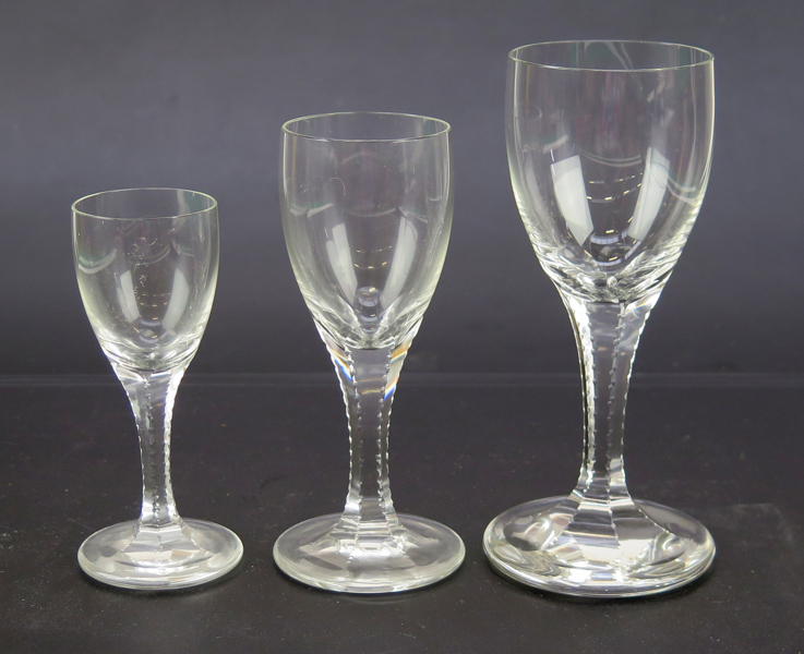 Glasservisdelar: 21 vitvin-, 14 starkvins- samt 13 likörglas, höjd 11, 13 respektive 16 cm_33878a_lg.jpeg