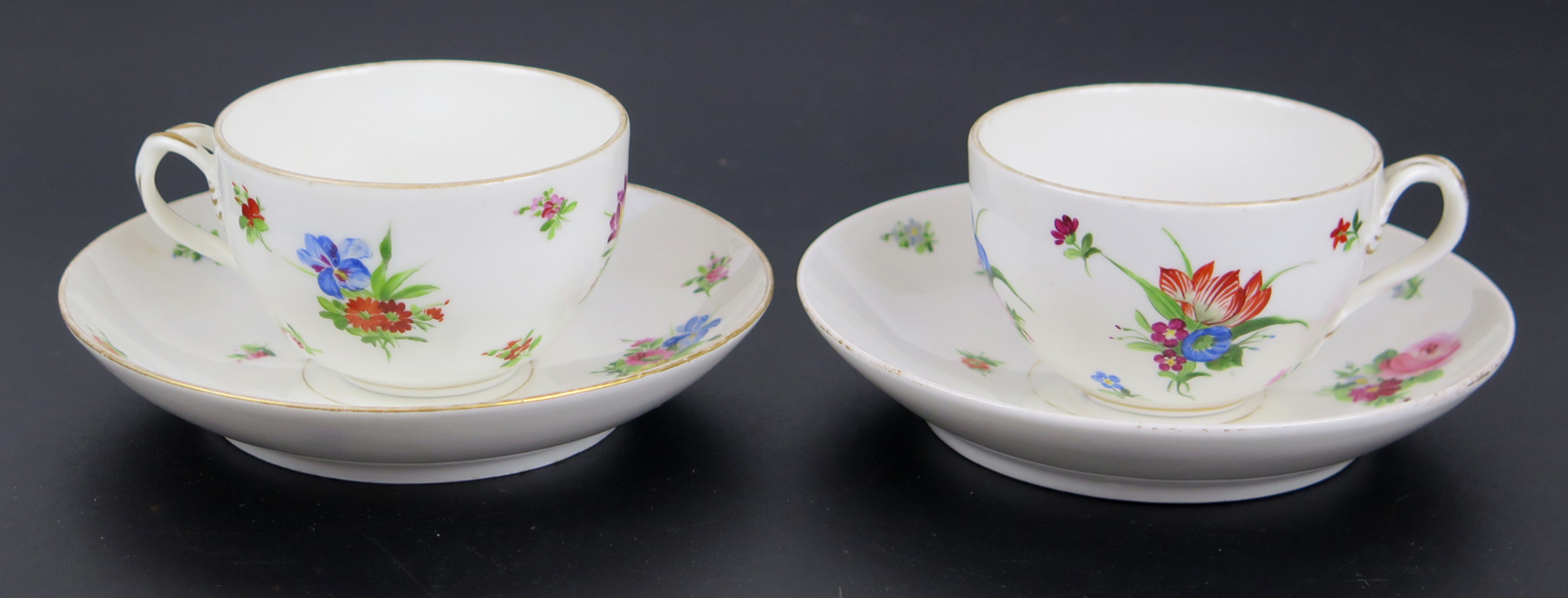 Kaffekoppar med underfat, 2 st, porslin, Royal Copenhagen, 1800-talets 1 hälft, dekor i saxisk blomst, fat dia 13 cm