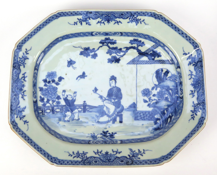 Stekfat, porslin, Kina, Qianlong (1736-95), blå underglasyrdekor av mor och barn, l 37 cm