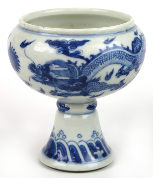 Bägare, så kallad Stem-Cup, porslin, Kina, Kangxi-stil, Qing, 1800-tal, blå underglasyrdekor av femkloiga drakar jagandes den brinnande pärlan, h 12 cm