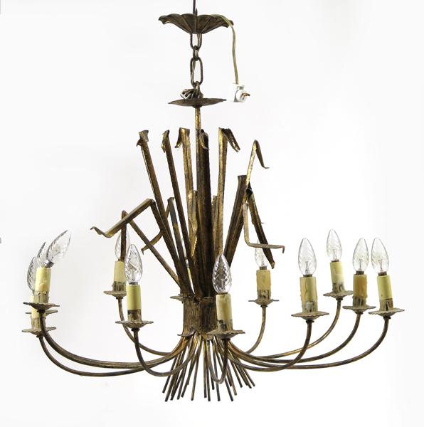 Taklampa, förgylld metall, möjligen Italien, 1900-talets mitt, dekor av vassknippe, 12 ljusarmar, h 80 cm_34176a_lg.jpeg