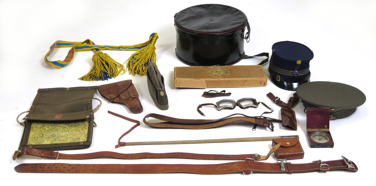 Parti militaria; uniformsmössor, -bälten, pistolhölster mm