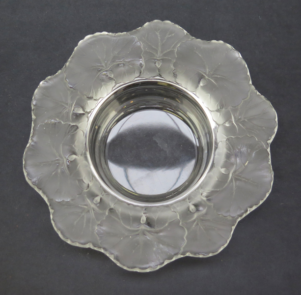 Lalique, René, efter honom, coaster, delvis frostat glas, "Honfleur" (Geranium), signerad Lalique France, diameter 15 cm