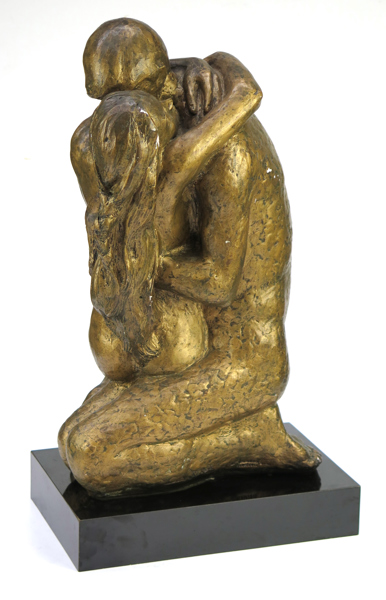 Sever, Clara för Austin, skulptur, förgylld konstmassa på svart träsockel, "The Embrace", höjd 50 cm_34279a_lg.jpeg