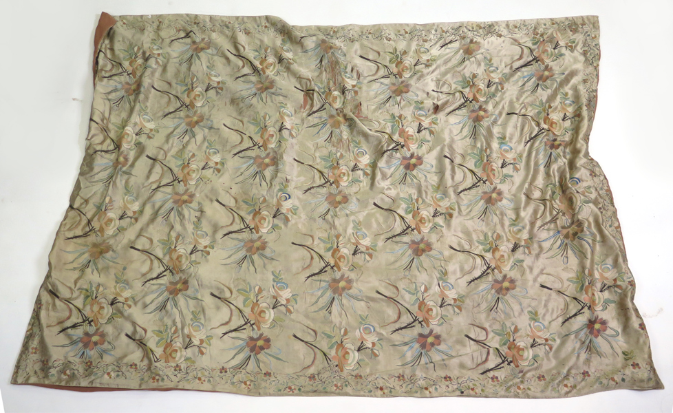 Flygelduk, broderat och fodrat siden, sekelskiftet 1900, dekor av blommor, cirka 180 x 150 cm, smärre revor och hål