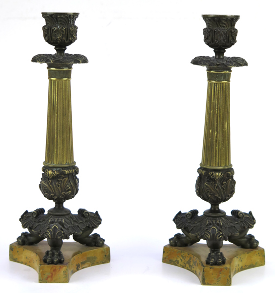 Ljusstakar, 1 par, delvis patinerad brons, empire, 1800-talets 1 hälft, kolonnformade med akantusornerade lejonfötter på trepassformad for, h 26 cm_34333a_lg.jpeg
