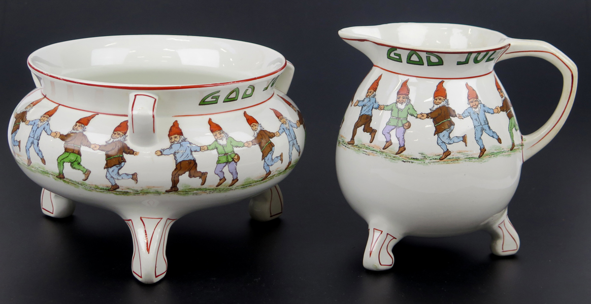 Okänd designer för Villeroy & Boch, sekelskiftet 1900, grötskål och mummakanna, flintgods, "God Jul", h 13 respektive 16 cm