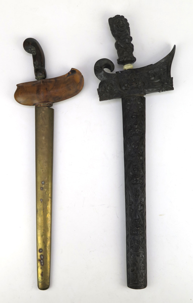 Dolkar i balja, 2 st, så kallade Keris (Kris), Indonesien, 1900-tal, damaskerade klingor, total l 50 respektive 54 cm