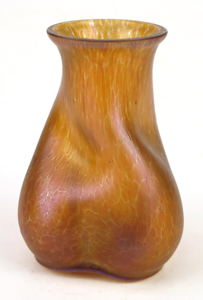 Vas, guliriserande glas, Johann Loetz Wittwe, Klostermühle, omkring 1920, höjd 12 cm