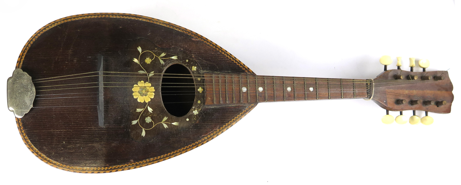 Mandolin, antagligen Italien, 1900-talets mitt, längd 60 cm