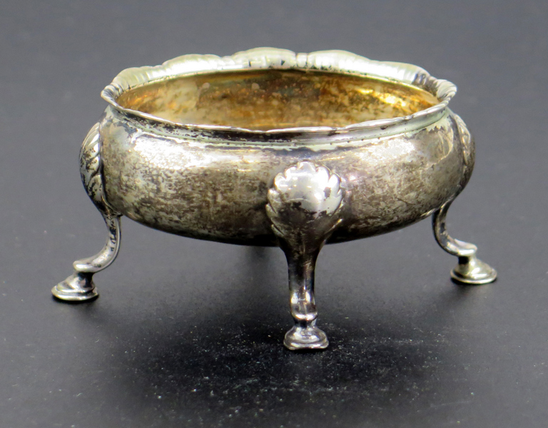 Saltkar, sterlingsilver, England, George III, volutformade ben, rocailleornerat brätte, otydliga stämplar London 1767, l 9 cm, vikt 55 gram, 1 fäste med trolig lagning