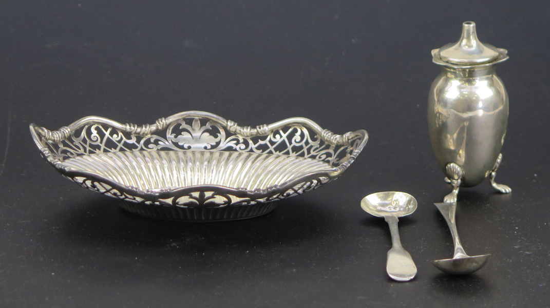 Parti sterlingsilver, England, 2 saltskedar, gallerfat samt spritbrännare, 18-1900-tal, total vikt 155 gram