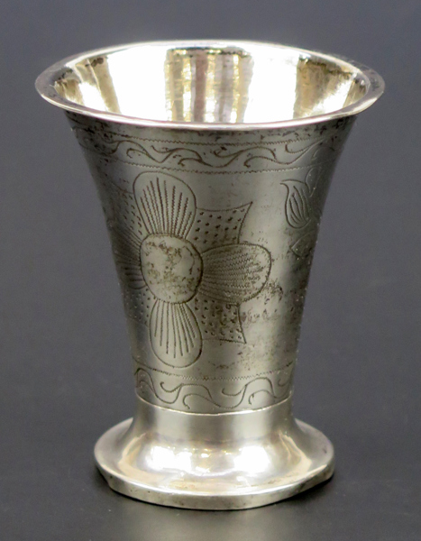 Bägare, silver, sengustaviansk, trumpetformad på rund fot, svisselerad blomdekor, stämplad Nils Nordlöf Härnösand 1807, h 6,5 cm, vikt 25 gram, något bucklig