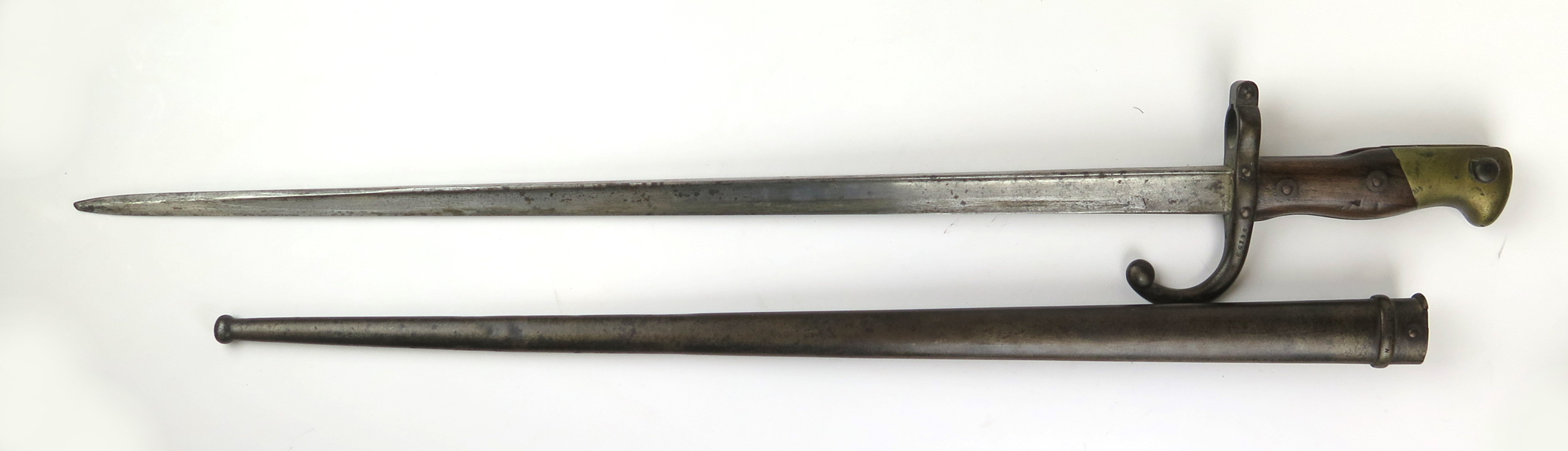 Chassepotbajonett i balja, Frankrike, M/1874, märkt Manufacture d'Armes St Étienne 1878, nummeridentisk, total l 67 cm