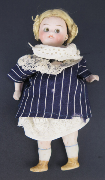 Docka, bisquit, så kallad Googly Doll, Tyskland, 1900-talets början, original klädsel, h 10 cm