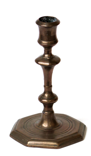 Ljusstake, mässing, barock, 1700-talets 1 hälft, balusterformad stam på oktogonal fot, h 17 cm