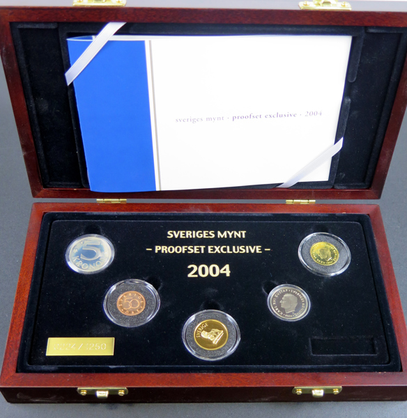 Myntset, proof, Sveriges mynt 2004, inklusive guldmedalj/mynt 8,6 gram 900/1000 guld