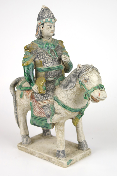 Gravfigurin, delvis glaserad terrakotta, Kina, Ming (1368-1644), i form av beriden soldat, h 34 cm