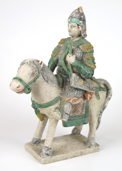 Gravfigurin, delvis glaserad terrakotta, Kina, Ming (1368-1644), i form av beriden soldat, h 34 cm