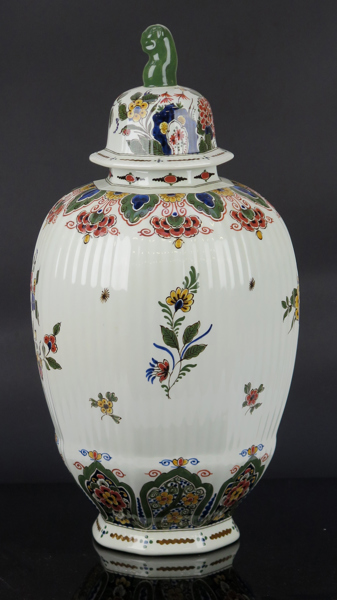 Lockurna, fajans, Koniglijke Porselaine Fles, Delft, 1900-talets 2 hälft, oktogonal fot och öppning, tot höjd 45 cm