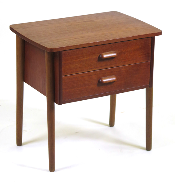 Okänd dansk designer, 1950-60-tal, sideboard/byrå, 2 lådor i sarg, teak, otydlig signatur, b 50 cm