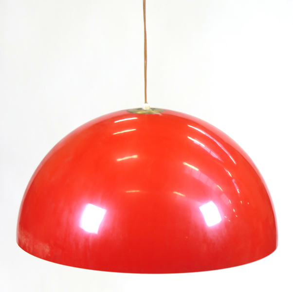 Okänd designer, 1960-tal, taklampa, röd plast och mässing, anlupen, diameter 55 cm