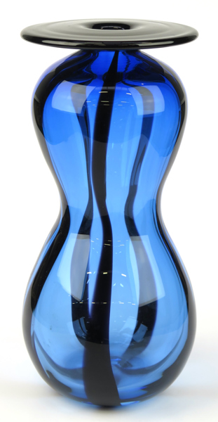 Lindblad, Gun för Strömbergshyttan, vas, blå/svart glasmassa, kalebassformad, signerad UNIK 1989, höjd 29 cm_35539a_8dc11008423bfe8_lg.jpeg