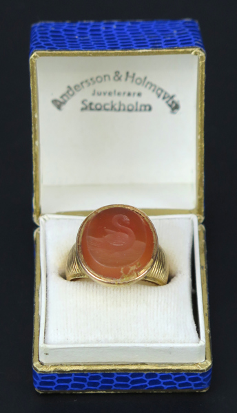 Signetring, 18 karat rödguld med karneol, denna med graverad dekor av svan, ostämplad, ring 17-1800-tal, karneol sannolikt äldre, innerdiameter 19 mm, vikt 6,2 gram